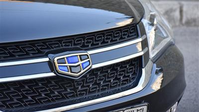 نشان جیلی GC6 به رنگ آبی برخلاف مدلهای امگرند که قرمز بود